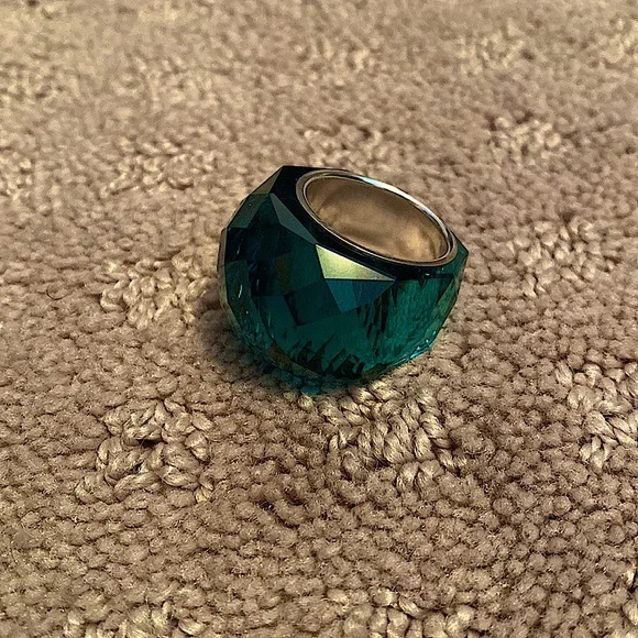 Swarovski Nirvana Emerald Green Ring Size 58 genuine JUST RING
